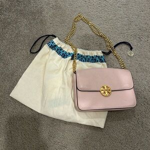 Small tory Burch bag with gold chain detail